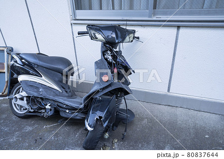 ゴミ置き場、粗大ゴミ、不法投棄されたバイク、廃車になったスクーター,ガラクタになった二輪車 80837644
