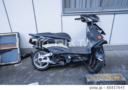 ゴミ置き場、粗大ゴミ、不法投棄されたバイク、廃車になったスクーター,ガラクタになった二輪車 80837645