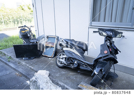 ゴミ置き場、粗大ゴミ、不法投棄されたバイク、廃車になったスクーター