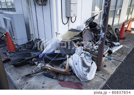 ゴミ置き場、粗大ゴミ、不法投棄されたバイク、廃車になったスクーター,ガラクタになった二輪車 80837654