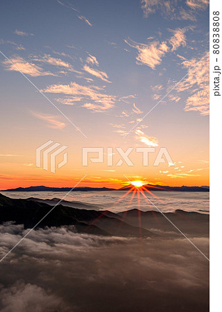 谷川岳頂上から望む雲海と御来光 80838808