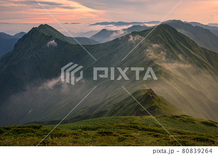 夕暮れの谷川連峰と雲海 夕暮れの谷川連峰と雲海 80839264