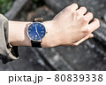 腕時計を確認する男 80839338