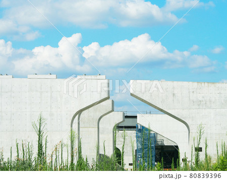建設中　高速道路の橋脚 80839396
