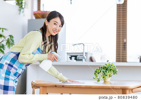 テーブルの拭き掃除をする若い主婦 80839480