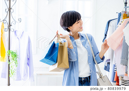 ショッピング　女性 80839979