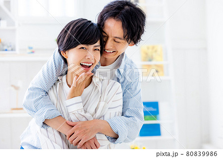 男女　カップル　仲良し 80839986