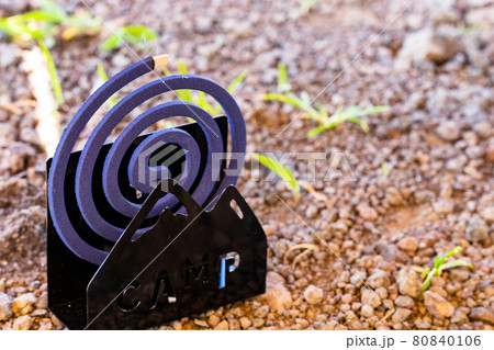 アウトドアでの蚊取り線香 80840106