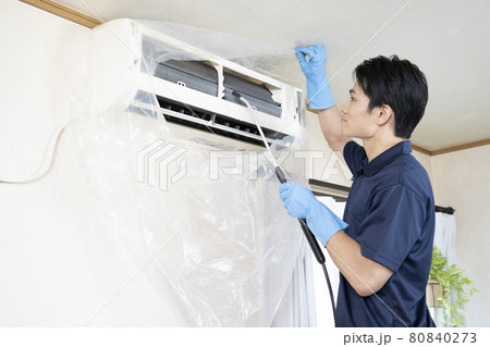 エアコンの清掃をするハウスクリーニングの作業員 エアコンの清掃をするハウスクリーニングの作業員 80840273