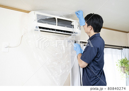エアコンの清掃をするハウスクリーニングの作業員 80840274