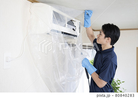 エアコンの清掃をするハウスクリーニングの作業員 エアコンの清掃をするハウスクリーニングの作業員 80840283