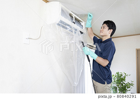 エアコンの清掃をするハウスクリーニングの作業員 80840291