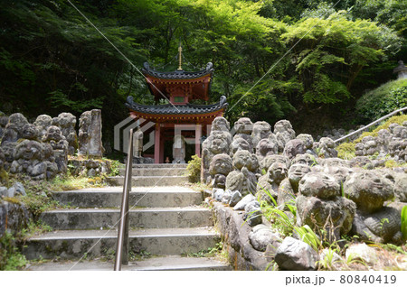 愛宕念仏寺　多宝塔と羅漢像　京都市嵯峨野 80840419