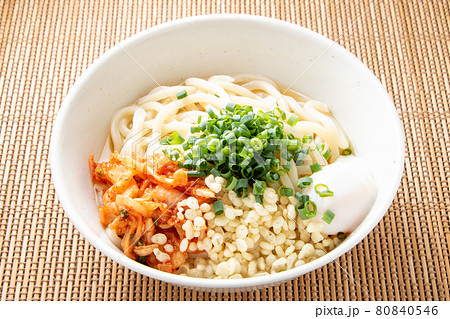 キムチぶっかけうどん。 キムチぶっかけうどん。 80840546