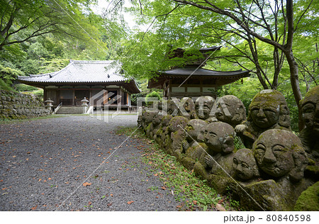 愛宕念仏寺　ふれ愛観音堂と本堂　京都市嵯峨野 80840598