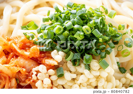 キムチぶっかけうどん。 80840782