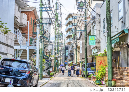 横浜の都市風景　朝の横浜元町ショッピングストリートの路地裏 80841733