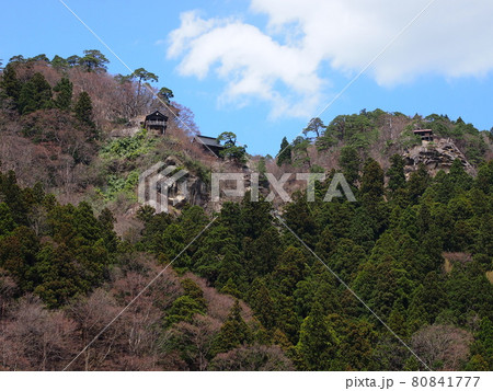 麓から見上げた立石寺（山寺） 80841777