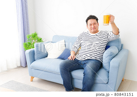 自宅でビールを飲む中年の男性 自宅でビールを飲む中年の男性 80843151