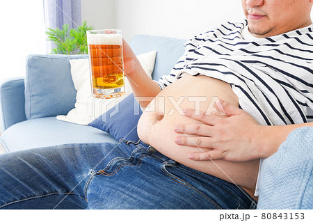自宅でビールを飲む中年の男性 80843153