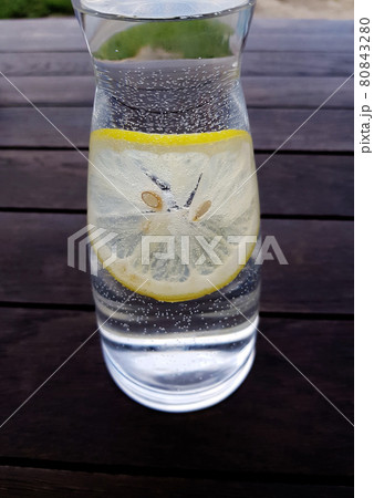 cold water with lemon 80843280