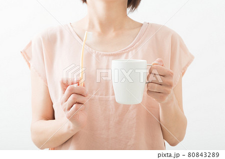 歯ブラシとコップを持つ女性 歯ブラシとコップを持つ女性 80843289