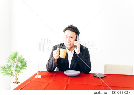 カフェで仕事をする男性 80843888