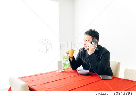カフェで仕事をする男性 80843892