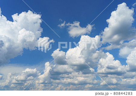 青空に浮かぶ夏の雲 青空に浮かぶ夏の雲 80844283