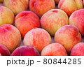 完熟した採りたての桃 80844285