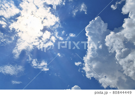 青空と太陽 80844449