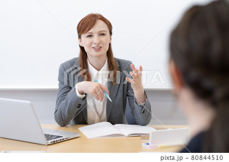ホワイトボードの前に座る英語の先生 撮影協力:中央工学校付属日本語学校 ホワイトボードの前に座る英語の先生 撮影協力:中央工学校付属日本語学校 80844510