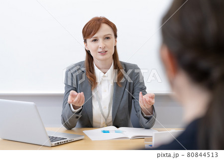 ホワイトボードの前に座る英語の先生 撮影協力:中央工学校付属日本語学校 ホワイトボードの前に座る英語の先生 撮影協力:中央工学校付属日本語学校 80844513