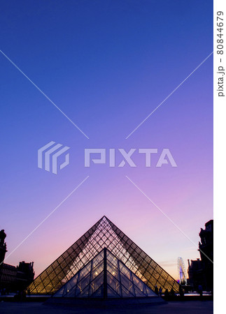 ルーヴル美術館　パリ　夕景 80844679