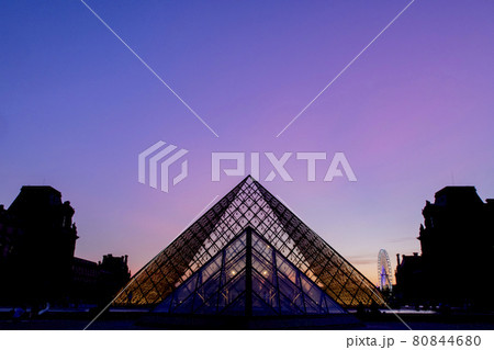 ルーヴル美術館　パリ　夕景 80844680