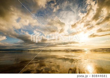 夏の夕暮れ時の『かがみの海』 夏の夕暮れ時の『かがみの海』 80844681