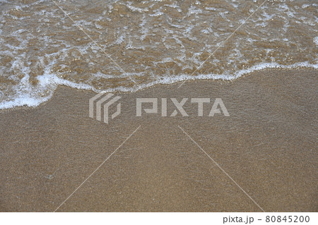 砂浜に届こうとする波 80845200