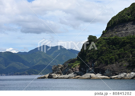 雲見温泉の海岸線の岩壁 80845202