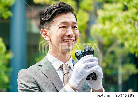 街頭演説する選挙の立候補者イメージ  80845298