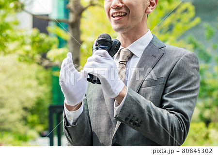 街頭演説する選挙の立候補者イメージ 街頭演説する選挙の立候補者イメージ 80845302