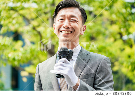 街頭演説する選挙の立候補者イメージ  80845306