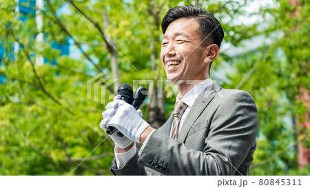 街頭演説する選挙の立候補者イメージ  80845311