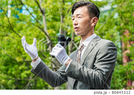 街頭演説する選挙の立候補者イメージ  80845312