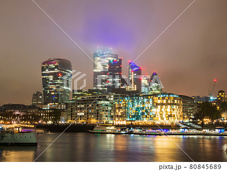 霧のロンドン シティ・オブ・ロンドンのビル群 夜景 霧のロンドン シティ・オブ・ロンドンのビル群 夜景 80845689