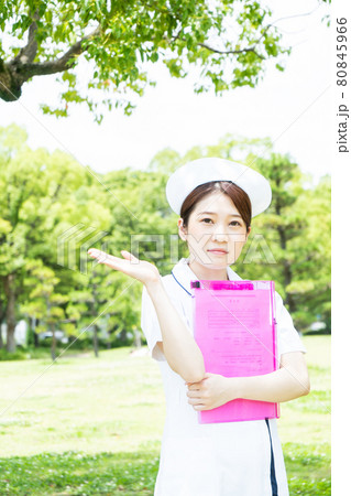 案内する看護福祉の女性 80845966