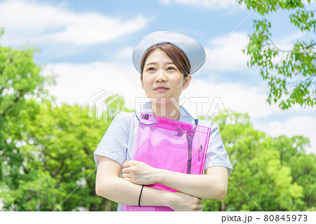 ファイルを抱えた若い福祉看護師の女性 ファイルを抱えた若い福祉看護師の女性 80845973