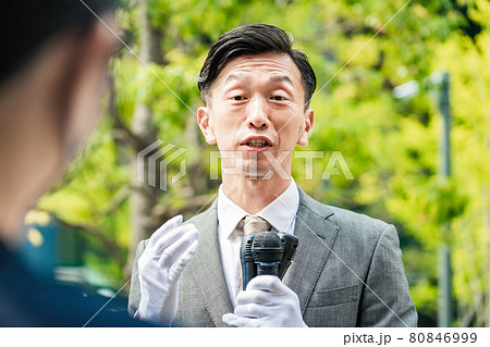 有権者に向かって街頭演説する選挙の立候補者 有権者に向かって街頭演説する選挙の立候補者 80846999