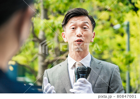 有権者に向かって街頭演説する選挙の立候補者 80847001