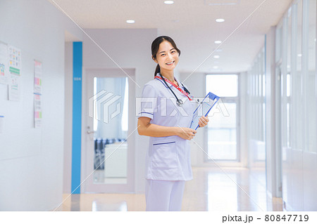 廊下の若い医療従事者 撮影協力:中央工学校附属日本語学校 廊下の若い医療従事者 撮影協力:中央工学校附属日本語学校 80847719