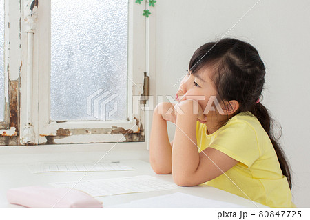 悩む女の子 80847725